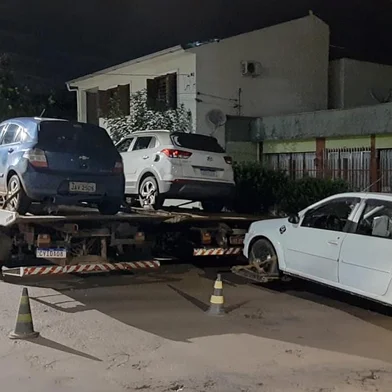 Uma operação conjunta da Brigada Militar (BM) e Polícia Civil impediu que uma facção atacasse integrantes de um grupo rival na madrugada desta quinta-feira (18) em Santo Ângelo, na Região das Missões. Sete pessoas foram presas e seis armas e três carros  — um deles roubado, com placas de Porto — foram apreendidos. <!-- NICAID(14943987) -->