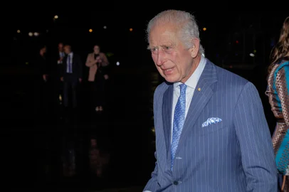 Britain's King Charles III arrives at Sydney International Airport in Sydney on October 18, 2024, for a six-day royal visit with Queen Camilla to Sydney and Canberra. (Photo by Brook Mitchell / POOL / AFP)Editoria: HUMLocal: SydneyIndexador: BROOK MITCHELLSecao: imperial and royal mattersFonte: POOLFotógrafo: STR<!-- NICAID(15893326) -->