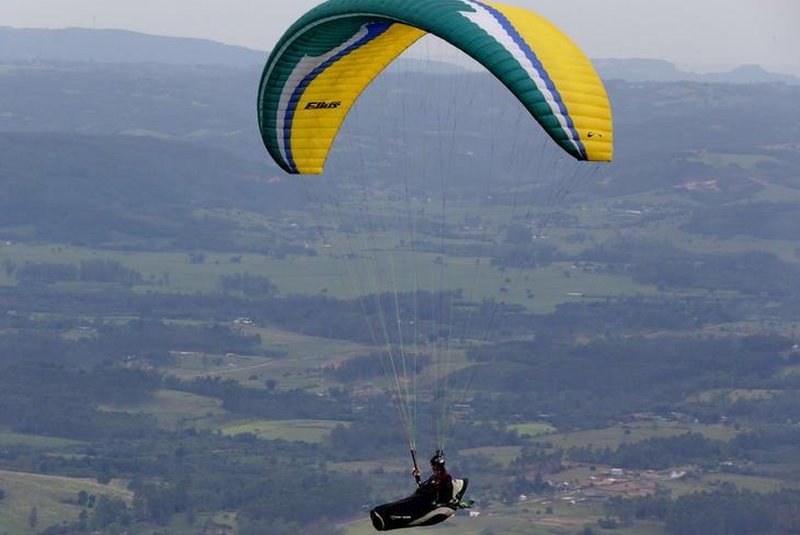 SAPIRANGA, RS, BRASIL,  01/02/2015-  Campeonato Brasileiro de Paraglider, em Sapiranga. (FOTO: LAURO ALVES/ AGENCIA RBS).