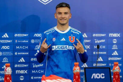 Charles Aránguiz, ex-Inter, anunciado pela Universidad de Chile<!-- NICAID(15834450) -->