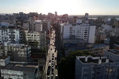 Imagem aérea da avenida Independência, em Porto Alegre. <!-- NICAID(16046043) -->
