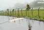 Câmera de condomínio mostra avião sumindo na neblina