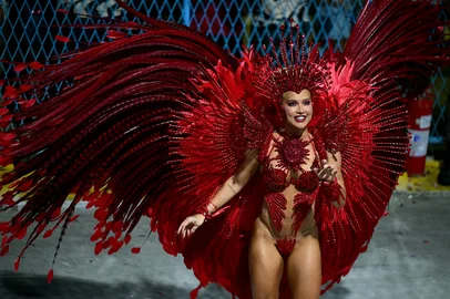 A reveller of the Academicos do Grande Rio samba school performs during the closing night of the Rio Carnival at the Marques de Sapucai Sambadrome in Rio de Janeiro, Brazil, early on February 18, 2026. (Photo by Pablo PORCIUNCULA / AFP)<!-- NICAID(16227413) -->