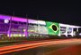 Bandeira do Brasil gigante é estendida na fachada do Palácio do Planalto