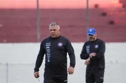 Técnico Luizinho Vieira durante treinamento do Caxias no Estádio Centenário.<!-- NICAID(16020953) -->