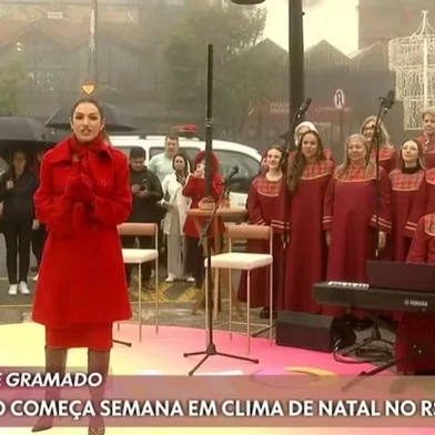 Frio em pleno dezembro e histórias de superação: como foi o Encontro com Patrícia Poeta em GramadoO frio atípico em pleno dezembro, com mínima em torno de 10°C, compôs o cenário para a apresentação do programa Encontro com Patrícia Poeta em Gramado. A apresentadora recebeu convidados para fazer um balanço do ano e contar histórias de superação após a enchente de maio.<!-- NICAID(15931650) -->
