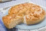 Bolo de coco com farofa crocante é opção fácil e deliciosa para o café da manhã de domingo