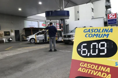 Na quarta-feira (6), reportagem verificou que o menor valor da gasolina comum em Caxias do Sul é de R$ 6,09<!-- NICAID(15142126) -->
