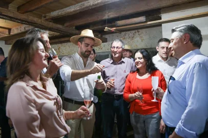 Eduardo Leite visita pequena propriedade no Vale Aurora, distritod e Faria Lemos, em Bento Gonçalves<!-- NICAID(15451977) -->