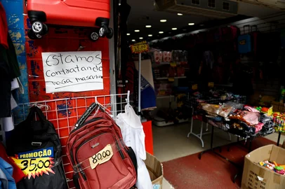 PORTO ALEGRE, RS, BRASIL, 21.05.2025: Dificuldade em preenchimento de vagas no comercio. Foto: Camila Hermes/Agencia RBS<!-- NICAID(16042461) -->