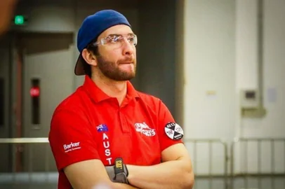 **FOTOGRAFIA A PEDIDO DE ALINE CUSTÓDIO**Jeser Mross  Becker, ex-morador de Gravataí e fundador de uma das principais equipes de robótica do Estado. Na imagem, representando a Austrália em uma competição na China.<!-- NICAID(15211363) -->