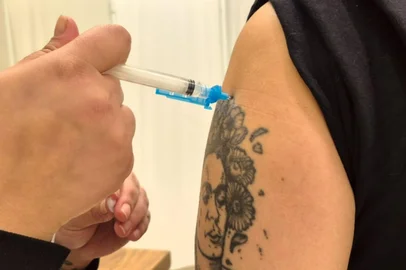 Vacina Caxias: 5ª edição aplica 567 doses. Ação ocorreu neste sábado (25/07) de manhã e à tarde, na Praça Dante Alighieri e no Villagio Caxias<!-- NICAID(16334056) -->