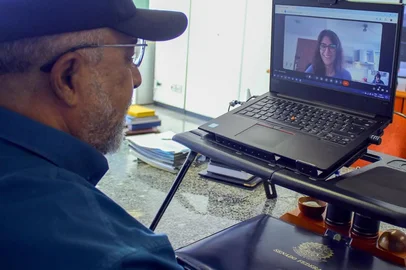 Senador Paulo Paim (PT) em reunião virtual com Manuela D'Ávila (sem partido).<!-- NICAID(16097784) -->