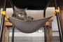 Para os gatinhos que gostam de estar por perto, mas ainda assim escondidinhos numa espécie de cafofo, essa rede de cadeira pode agradar. A rede suporta animais de até 12 quilos e tem fechos de velcro ajustáveis, para ser utilizado com diferentes modelos de cadeira.R$ 129,99www.canseidesergato.com<!-- NICAID(15406792) -->
