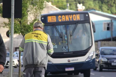 Secretaria de trânsito busca alternativas para disponibilizar álcool gel em todos os ônibus <!-- NICAID(14727450) -->