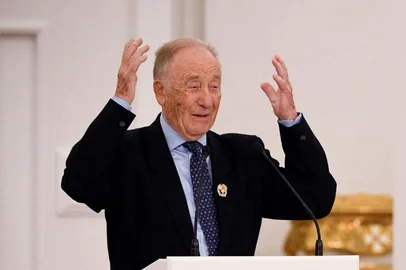 (FILES) Russian composer Rodion Shchedrin (L) delivers a speech as Russian President Vladimir Putin looks on during the State Prize awards ceremony marking the 'Day of Russia' at the Grand Kremlin Palace in Moscow, on June 12, 2019. Russian composer Rodion Shchedrin, whose work included famed ballets such as "Anna Karenina" and "Carmen Suite", has died at 92, Moscow's Bolshoi Theatre said on August 29, 2025, calling his loss an "enormous tragedy". Shchedrin, husband of late ballet legend Maya Plisetskaya, was "one of the greatest contemporary geniuses", whose "operas, ballets and symphonies are played on the world's greatest stages", the theatre said in a statement. (Photo by Yuri KADOBNOV / AFP POOL / AFP)<!-- NICAID(16112456) -->