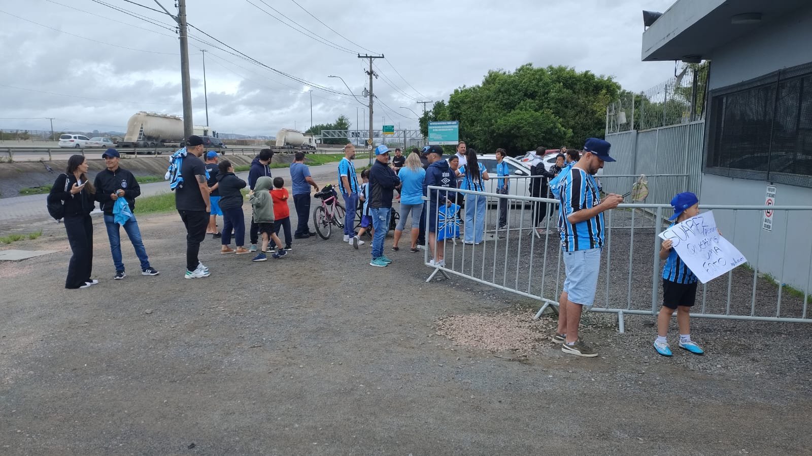 Torcedores do Grêmio tentam último contato com Suárez no CT Luiz Carvalho
