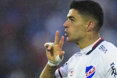 Nacional's forward Luis Suarez celebrates after scoring his second goal against Liverpool during the 2022 Uruguayan Championship final match between Nacional and Liverpool at the Centenario stadium in Montevideo, Uruguay, on October 30, 2022. (Photo by Dante Fernandez / Dante Fernandez / AFP)Editoria: SPOLocal: MontevideoIndexador: DANTE FERNANDEZSecao: soccerFonte: Dante FernandezFotógrafo: STR<!-- NICAID(15305049) -->