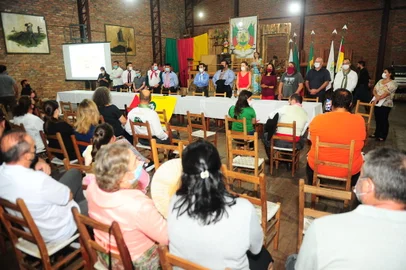 CAXIAS DO SUL, RS, BRASIL, 21/02/2022. Uma ação judicial movida pelo governo do Estado dá prazo para o CTG Rincão da Lealdade sair da atual sede até 15 de março. O local, localizado às margens da BR-116, em Caxias do Sul, abrigará parte da ampliação do Hospital Geral (HG), mantido pela Fundação Universidade Caxias do Sul (Fucs), que já está em andamento. Reunião na entidade com representantes do CTG busca a mobilização e o apoio dos caxienses. O encontro contou com a participação de cerca de 100 pessoas ligadas aos movimentos tradicionalistas. (Porthus Junior/Agência RBS)<!-- NICAID(15023075) -->