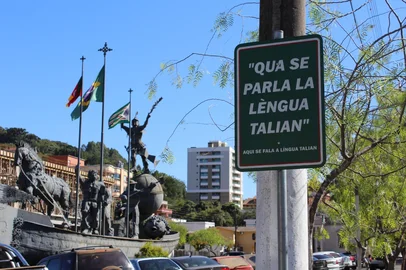 Nascidos em diferentes províncias da Região do Vêneto, italianos que imigraram para o Brasil tornaram-se vizinhos na Serra gaúcha e moldaram sua própria forma de falar a língua materna com o Talian; língua co-oficial de 30 municípios gaúchos determina o sotaque característico dos descendentes<!-- NICAID(16019750) -->