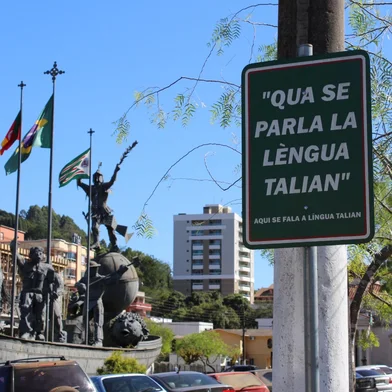 Nascidos em diferentes províncias da Região do Vêneto, italianos que imigraram para o Brasil tornaram-se vizinhos na Serra gaúcha e moldaram sua própria forma de falar a língua materna com o Talian; língua co-oficial de 30 municípios gaúchos determina o sotaque característico dos descendentes<!-- NICAID(16019750) -->