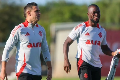 PORTO ALEGRE, RS, BRASIL - 25-04-2025: Os atacantes Rafael Borré (E) e Enner Valencia participam de treino do Inter no CT Parque Gigante. (Foto: Ricardo Duarte/Inter/Divulgação)<!-- NICAID(16057630) -->