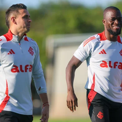 PORTO ALEGRE, RS, BRASIL - 25-04-2025: Os atacantes Rafael Borré (E) e Enner Valencia participam de treino do Inter no CT Parque Gigante. (Foto: Ricardo Duarte/Inter/Divulgação)<!-- NICAID(16057630) -->