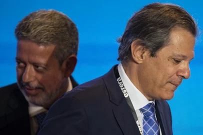 Brasília (DF), 21/06/2023 - O presidente da Câmara dos Deputados, Arthur Lira, e o ministro da Fazenda, Fernando Haddad, durante o seminário Reforma Tributária: A Hora é Agora, na sede da Confederação Nacional da Indústria (CNI), em Brasília. Foto: Marcelo Camargo/Agência Brasil/Divulgação<!-- NICAID(15671625) -->