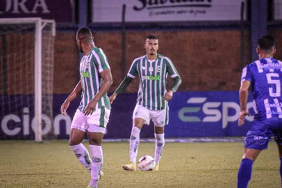 Zagueiro Walce, do Juventude, na vitória de 3 a 1 sobre o Esportivo, em Bento Gonçalves.<!-- NICAID(15367637) -->