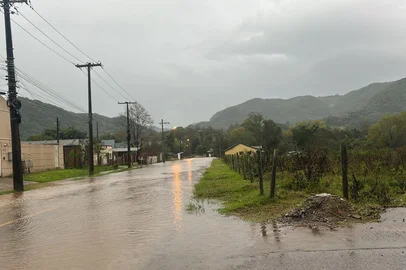 Chuva forte causa alagamento em Santa Maria<!-- NICAID(16061392) -->