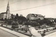 CanoasPraça da Bandeira, aos fundos a Igreja Matriz São Luiz Gonzaga e Colégio Maria Auxiliadora. (circa 1970)<!-- NICAID(16323163) -->