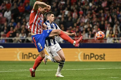 Atletico Madrid's Norwegian forward #09 Alexander Sorloth vies for the ball with Real Sociedad's Spanish midfielder #05 Igor Zubeldia (R)during the Spanish league football match between Club Atletico de Madrid and Real Sociedad at Metropolitano Stadium in Madrid on May 10, 2025. (Photo by JAVIER SORIANO / AFP)<!-- NICAID(16034600) -->
