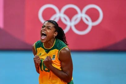 Brazil's Fernanda Rodrigues reacts after a point in the women's quarter-final volleyball match between Brazil and Russia during the Tokyo 2020 Olympic Games at Ariake Arena in Tokyo on August 4, 2021. (Photo by PEDRO PARDO / AFP) Fernanda GarayEditoria: SPOLocal: TokyoIndexador: PEDRO PARDOSecao: volleyballFonte: AFPFotógrafo: STF<!-- NICAID(14853359) -->