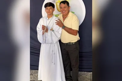 Filho do cantor Cristiano Araújo, Bernardo Araújo chamou a atenção nas redes sociais pela semelhança com o pai – falecido em junho de 2015, aos 29 anos. O adolescente, de 13 anos, apareceu em foto compartilhada pelo avô, João Reis.<!-- NICAID(16264758) -->