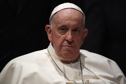 (FILES) Pope Francis holds a meeting with authorities, civil society, and the diplomatic corps at the Belem district's cultural centre in Lisbon, during his five-day visit to attend the World Youth Day (WYD) gathering of young Catholics, on August 2, 2023. Pope Francis, who is in hospital with pneumonia in both lungs, is still in a critical condition but is stable, the Vatican said on February 25, 2025."The Holy Father's clinical condition remains critical but stable. The prognosis remains reserved", it said in a statement. (Photo by MIGUEL RIOPA / AFP)Editoria: RELLocal: LisbonIndexador: MIGUEL RIOPASecao: popeFonte: AFPFotógrafo: STR<!-- NICAID(15983898) -->