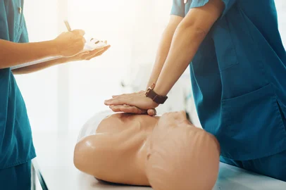 Hands, medical school and r for emergency, education or practical training in hospital as students. People, learning and healthcare for wellness, knowledge and first aid on dummy for study in JapanPORTO ALEGRE, RS, BRASIL, 09-06-2025: Primeiros socorros. Na foto, um exercício de R (Ressucitação Cardiopulmonar). FOTO: peopleimages.com/stock.adobe.comFonte: 1102983518<!-- NICAID(16055695) -->