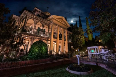 Uma mulher morreu após passar mal em uma atração no parque da Disney, em Orlando. Segundo informações das autoridades, a visitante que tinha cerca de 60 anos foi encontrada inconsciente ao final do trajeto da Mansão Assombrada.<!-- NICAID(16142113) -->