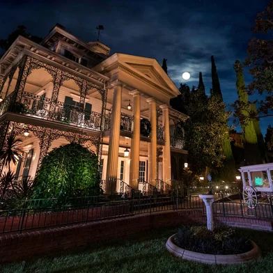 Uma mulher morreu após passar mal em uma atração no parque da Disney, em Orlando. Segundo informações das autoridades, a visitante que tinha cerca de 60 anos foi encontrada inconsciente ao final do trajeto da Mansão Assombrada.<!-- NICAID(16142113) -->