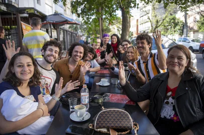 Porto Alegre, RS, Brasil - Há dois anos, um grupo de pessoas interessados em aprender e praticar libras, a liguagem brasileira de sinais, se encontra uma vez por mês no Café Cantante, no bairro Bonfim. Na imagem a turma reunida em frente ao café na Rua Fernandes Vieira, 615, no Bonfim.<!-- NICAID(15569019) -->