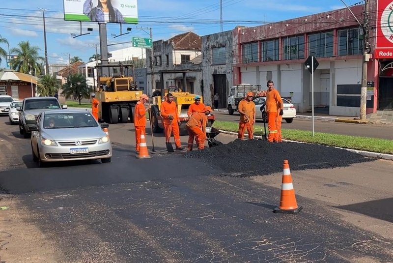 Uma semana após atropelamento de idoso, prefeitura instala lombada em avenida de Cruz Alta<!-- NICAID(15709536) -->