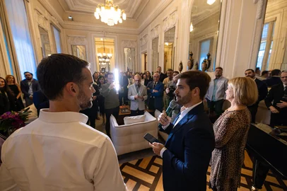 A ala residencial do Palácio Piratini abriu as portas, na tarde desta segunda-feira(29/4), para um chá de lançamento do Ilhas da Gastronomia, jantar beneficente queserá promovido pelo Instituto da Criança com Diabetes do Rio Grande do Sul(ICD-RS) no segundo semestre deste ano. O evento, que ocupou os salões deBanquetes e dos Espelhos, reuniu cerca de cem convidados, entre profissionais doinstituto, empresários, apoiadores da causa e representantes da imprensa.<!-- NICAID(16027014) -->