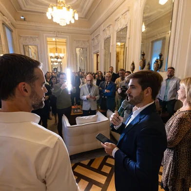 A ala residencial do Palácio Piratini abriu as portas, na tarde desta segunda-feira(29/4), para um chá de lançamento do Ilhas da Gastronomia, jantar beneficente queserá promovido pelo Instituto da Criança com Diabetes do Rio Grande do Sul(ICD-RS) no segundo semestre deste ano. O evento, que ocupou os salões deBanquetes e dos Espelhos, reuniu cerca de cem convidados, entre profissionais doinstituto, empresários, apoiadores da causa e representantes da imprensa.<!-- NICAID(16027014) -->
