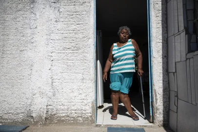 Alvorada, RS, Brasil - Idosa espera há quinze anos para trocar prótese na perna.Em 2008, a aposentada Vera Lúcia da Silva Carvalho, 69 anos, buscou pela primeira vez o Sistema Único de Saúde (SUS) para trocar uma prótese na perna esquerda. Mas a operação, necessária por conta de uma osteocondromatose no joelho, nunca ocorreu. Foto: Jefferson Botega / Agencia RBSIndexador: Jeff Botega<!-- NICAID(15329666) -->