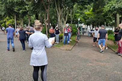 Mutirão de testes e vacinas contra covid-19 movimentam praça central em Caxias.Quem fez o teste esperava em média quinze muitos pelo resultado. <!-- NICAID(15008388) -->
