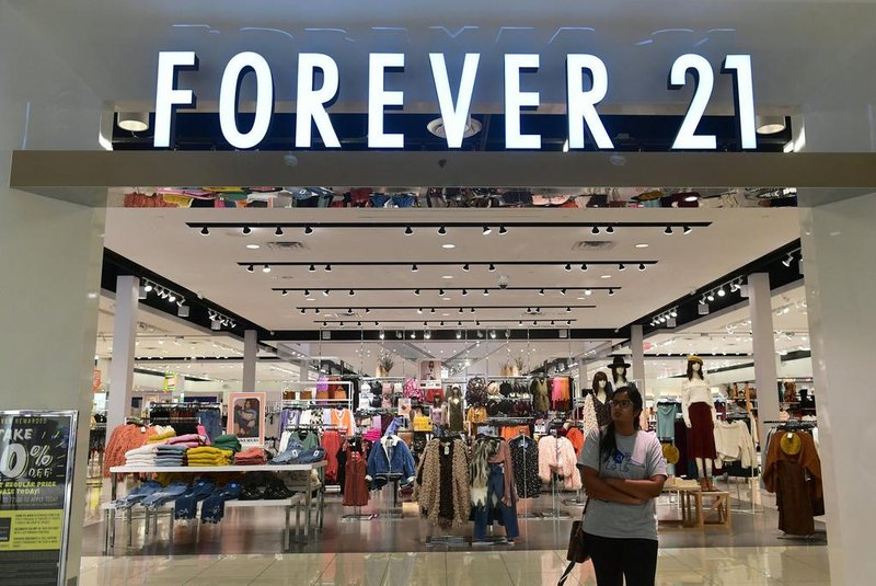 Fast fashion retailer Forever 21 files for bankruptcyA shopper exits a Forever 21 store at a shopping mall in Montebello, California on September 30, 2019 a day after the fashion retailer filed for Chapter 11 bankruptcy protection. - Global fast-fashion retailer Forever 21 said it was filing for voluntary bankruptcy Sunday, the latest US brick-and-mortar chain to embark on restructuring as shoppers migrate online. (Photo by Frederic J. BROWN / AFP)Editoria: FINLocal: Los AngelesIndexador: FREDERIC J. BROWNSecao: company informationFonte: AFPFotógrafo: STF<!-- NICAID(15123842) -->