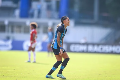 RS - FUTEBOL/CAMPEONATO BRASILEIRO FEMININO 2026/GREMIO X INTERNACIONAL - ESPORTES - Lance da partida entre Gremio e Internacional disputada na noite desta segunda-feira no EstÃ¡dio do SESC, em Porto Alegre, valida pelo Campeonato Brasileiro Feminino 2026. FOTO: LUCAS UEBEL/GREMIO FBPA<!-- NICAID(16254383) -->