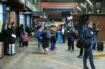 A Estação Rodoviária de Porto Alegre volta a ficar aberta dia, noite e madrugada a partir desta quinta-feira (4). Os últimos testes de energia no terminal foram concluídos nessa terça-feira. Dessa forma, vai ser possível usar todos os 72 boxes da estação. A operação era restrita a 18 boxes onde originalmente ocorriam os desembarques.Fotos: Ronaldo Bernardi/Agencia RBS<!-- NICAID(15805319) -->