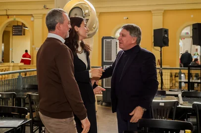 Edegar Pretto e Manuela D'Ávila se encontram com Germano Rigotto no Mercado Público<!-- NICAID(16327092) -->