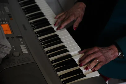 CAXIAS DO SUL, RS, BRASIL (26/08/2021)Terezinha Renosto. Ela tem 87 anos, aprendeu a tocar teclado aos 70 e desde então já fez diversas apresentações e até gravou um CD. Case da reportagem do Alamanaque sobre pessoas que se desafiaram a aprender/fazer algo novo na terceira idade. (Antonio Valiente/Agência RBS)<!-- NICAID(14872722) -->
