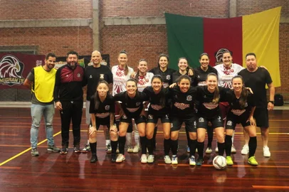 Time feminino de futsal do Imigrante, de Bento Gonçalves, na Copa RS 2023.